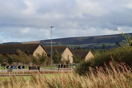 Licence No: MO-00672-F  Stb  Large Property & Garden, Sleeps 8. Free WiFi Отели в г. Элгин