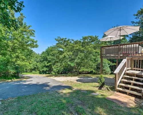 Tranquil mountainhouse w/hot tub, super close to trails & wineries- pet friendly Hotels in Happy Creek