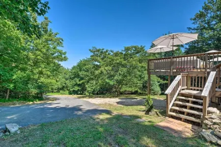Tranquil mountainhouse w/hot tub, super close to trails & wineries- pet friendly