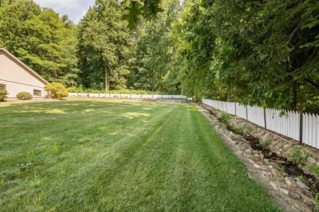 No steps. Quiet street in heart of Amish country. Close to tourist attractions.