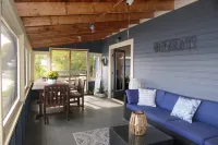 Charming water-front cottage & guest house comfortably sleeps 8 with WiFi, AC