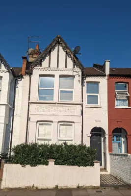Modern 2-bedroom garden apartment in North London Hotels near Specsavers Opticians and Audiologists - Muswell Hill