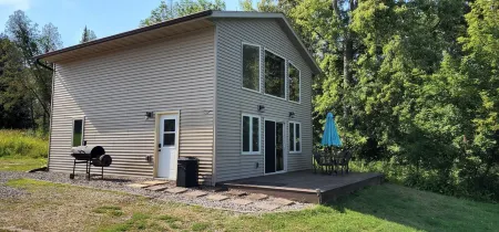 Beautiful Lakeside Grand Cabin