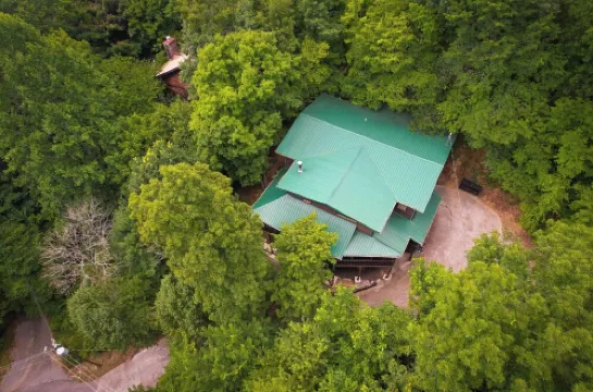 Spacious Mountain Retreat – Steps from Dollywood! Sleeps 18, Hot Tub, Nerf Wall!