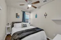 Entire Cottage. 2.5 blocks 2 beach. BBQ Grill. 4 beach badges.