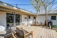 Downtown Hico home, just steps away from shopping!