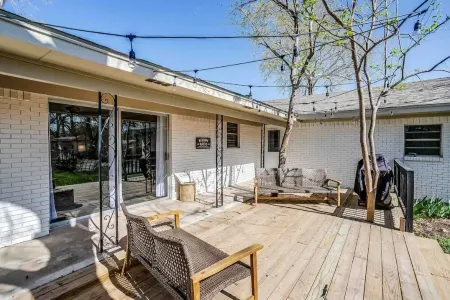 Downtown Hico home, just steps away from shopping! Отели в г. Хико