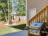Peak City Perfection- Apex Downtown Walkable, Park Views, Big Yard, Large Groups Hotels in Apex