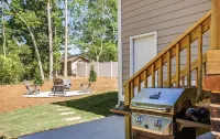 Peak City Perfection- Apex Downtown Walkable, Park Views, Big Yard, Large Groups Walgreens附近的飯店