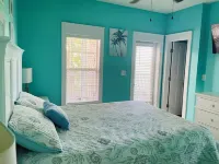 Stay at the Seashell Hideaway-Pool,hot tub, Relax on 2 screen porches! Pets ok!