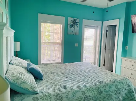 Stay at the Seashell Hideaway-Pool,hot tub, Relax on 2 screen porches! Pets ok!