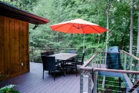Lakeside Luxury: Spacious 6-Bdrm Lodge with Dock