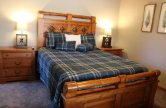 Family getaway, pool, bunk room, private deck, close to lake and Thunder Ridge