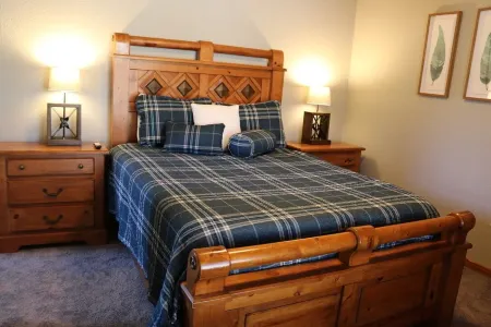 Family getaway, pool, bunk room, private deck, close to lake and Thunder Ridge