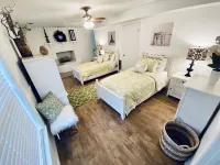 Welcoming and Cozy 2 bedroom KY lake cottage * Beautiful Views!