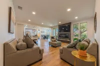 Modern luxury home - on 1/2 acre near Kalahari