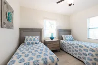 Downtown Bradenton Gem: 3-Bed Luxury Haven