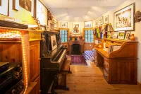 Scenic Creekside Pet Friendly Ranch House with 5 Cabins and Sauna.