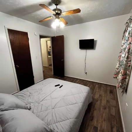 Cute Little Whole House For Rent<br>Franklin’s Lodge