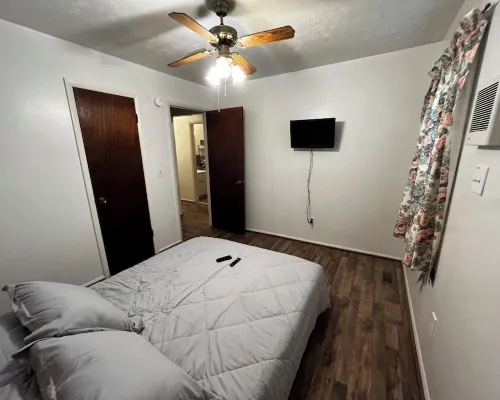 Cute Little Whole House For Rent<br>Franklin’s Lodge Hotels in Logan County