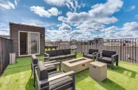 Townhouse - Urban Living with Rooftop Deck!