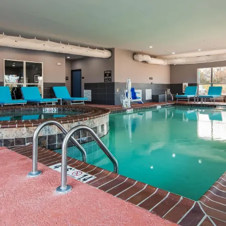 Del-Mar Airport Inn & Suites