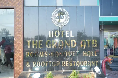 Hotel The Grand Atb Отели рядом с достопримечательностью «SURAJPOL GATE»