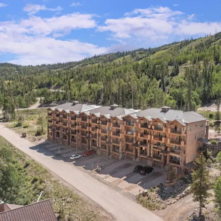 Ski-in Luxury Mountain Escape w/ Hot Tub & Breathtaking Views in Brian Head!