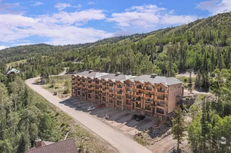Ski-in Luxury Mountain Escape w/ Hot Tub & Breathtaking Views in Brian Head!