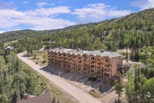 Ski-in Luxury Mountain Escape w/ Hot Tub & Breathtaking Views in Brian Head!