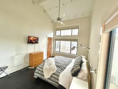 New Listing!100 FT FROM THE SLOPES! 4bd/3bth Ski In/Out Dobie Condo + Loft ❄⛄⛷🏂 Hotels in 