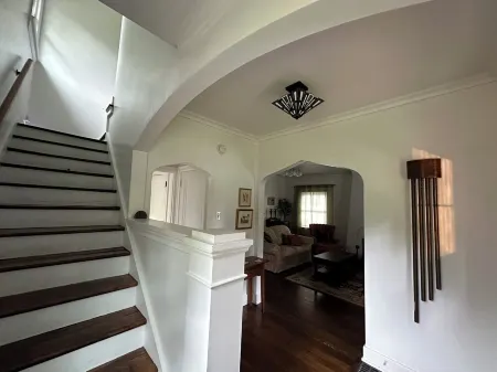 Charming Home! Prime Location! Dog-Friendly! Отели рядом с достопримечательностью «Two Sisters Books & More»