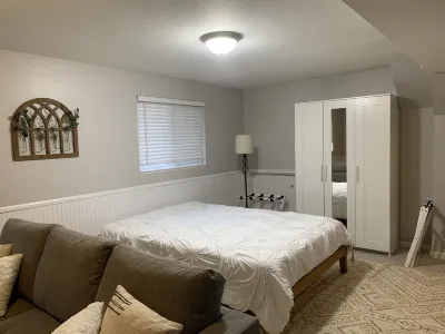 Private Entrance, Quiet Neighborhood, 10 mins from downtown Hotels near Cheyenne Mountain Zoo