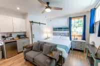 OPEN!! Walkable West Asheville Studio Apt with King Bed