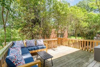 Updated historic 3b1.5b house minutes from old downtown w/ deck & work space Walmart Supercenter附近的飯店