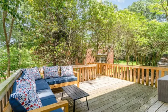 Updated historic 3b1.5b house minutes from old downtown w/ deck & work space