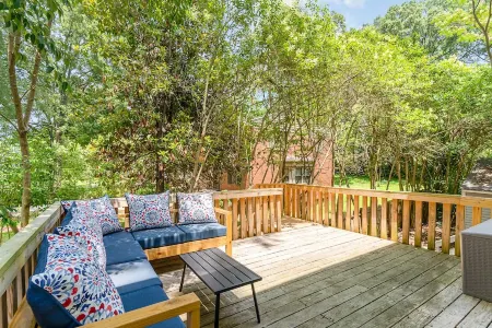 Updated historic 3b1.5b house minutes from old downtown w/ deck & work space