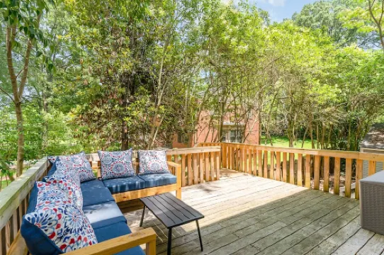 Updated historic 3b1.5b house minutes from old downtown w/ deck & work space