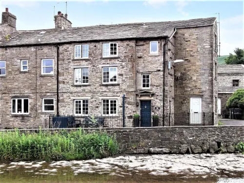 Cosy, traditional cottage overlooking waterfalls, Gayle, Hawes, Yorkshire Dales. Hotels in Hawes