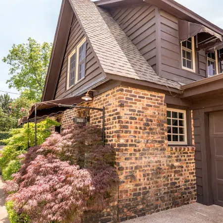 Charming and Historic Holly Cottage Carriage House in Downtown Tyler