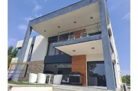 Contemporary villa 10 minutes from Cannes