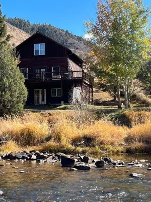 River's Edge Cabin - Newly Remodeled - On the Big Laramie River