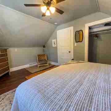 Cozy Modern Home Near Wsu,  Pet-Friendly, Fast Wi-Fi & Fire Pit Rooms