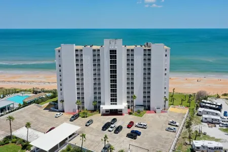 Scenic ocean front condo - panoramic views, walk out to beach!