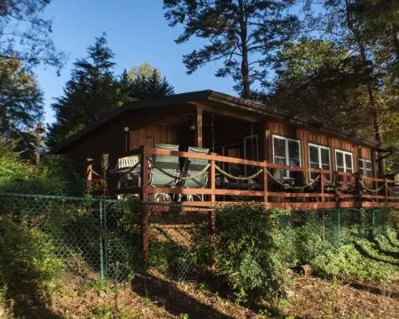 Contentment Cabin on Lake Hartwell Hotels in Stephens County