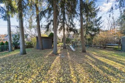 Gourmet Kitchen, King-sized Bed, Charming Ottawa Hills Colonial Beverly Hills Plaza附近的飯店