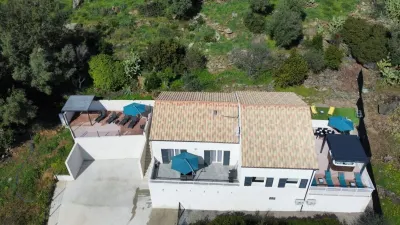 Quiet apartment in villa with breathtaking sea view at the beginning of Cap Corse Hôtels à proximité de : Parfumerie Laboratoire Cyrnarom