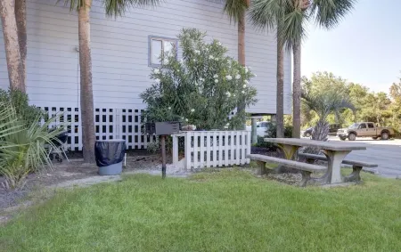 Cozy condo by the beach at Tybee Savannah Отели рядом с достопримечательностью «Cockspur Island Lighthouse»