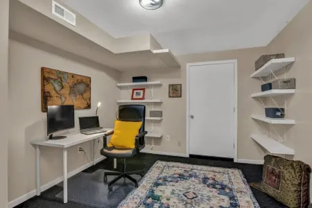 Entire 3-level, 3 BRM home w/King/Queen/Twin beds Отели в г. Топика