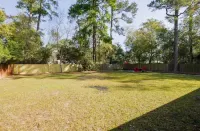 Modern Decor•Centrally Located•Huge Fenced in Yard•Pets Welcome•Fireplace•Grill